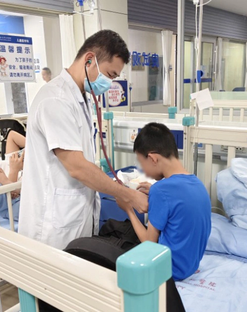 Cậu bé được đưa vào viện sau khi có các triệu chứng thở gấp, chóng mặt, đau đầu và tê bì tay, chân. Ảnh: Jimu Mews