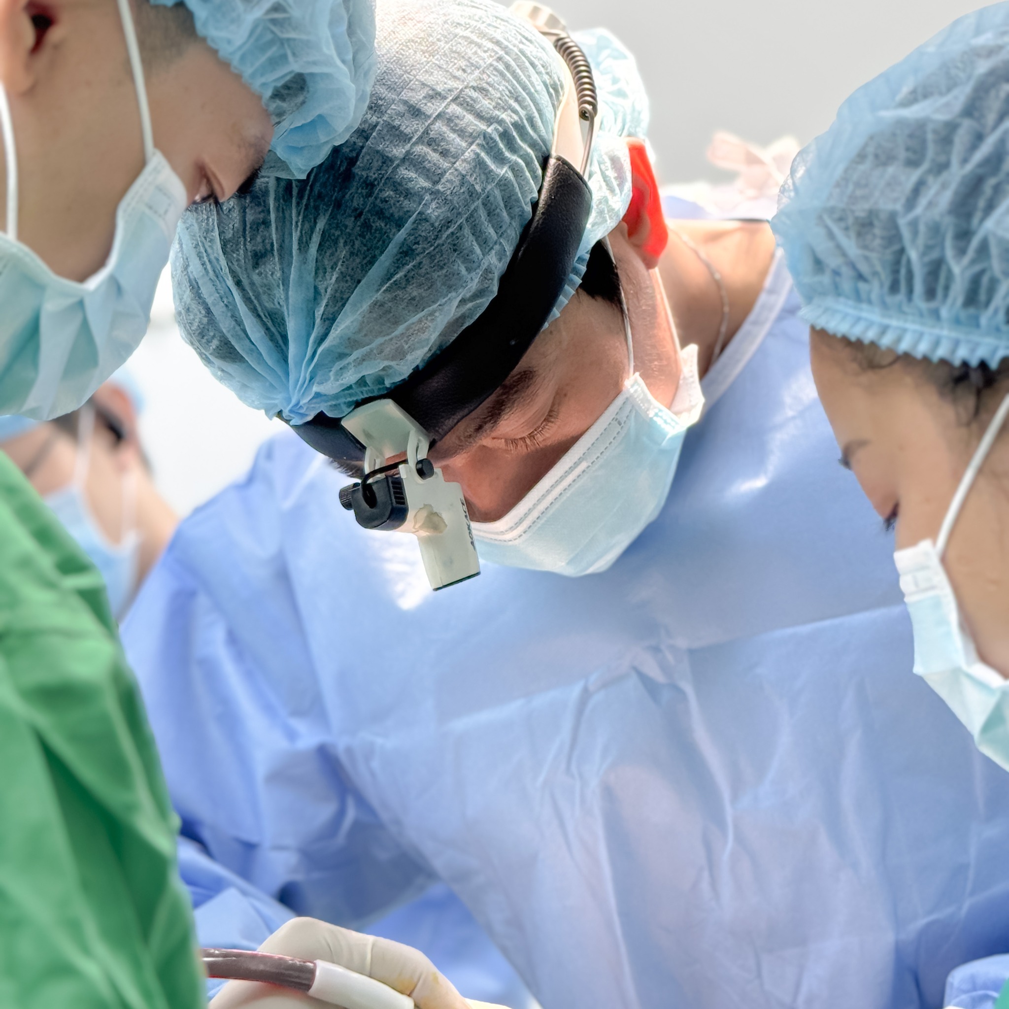 Hình ảnh Bác sĩ Huỳnh Tấn Đạt tận tâm trong phòng phẫu thuật.