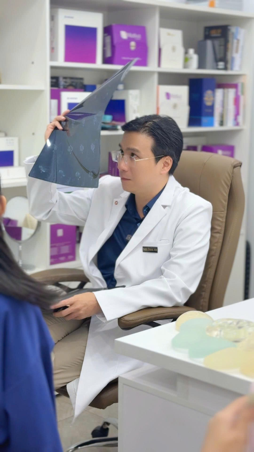 Bác sĩ Vinh phân tích MRI ngực đã tiêm filler