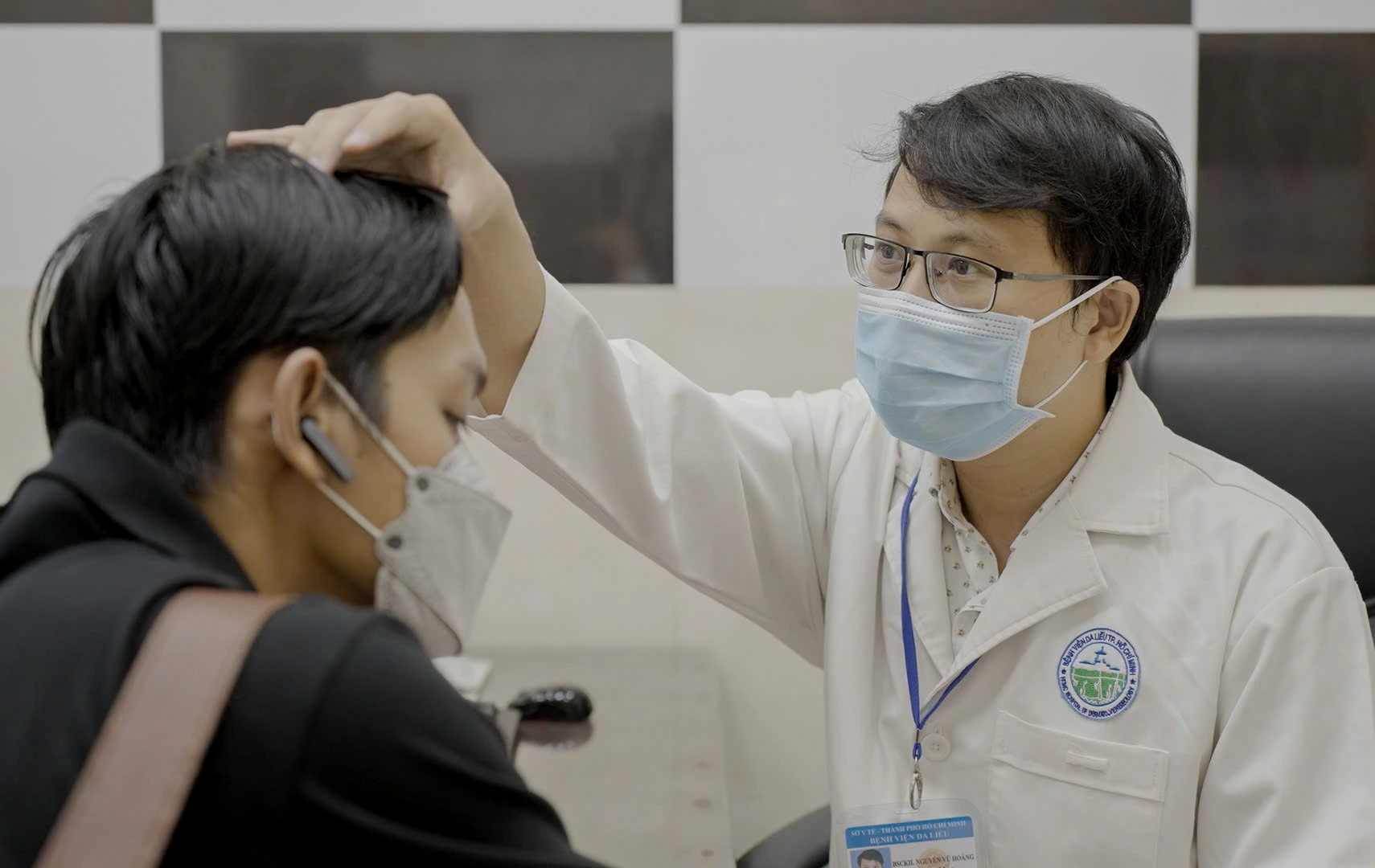 Bác sĩ có được phép kê đơn mỹ phẩm, dược mỹ phẩm điều trị bệnh da liễu?- Ảnh 1.