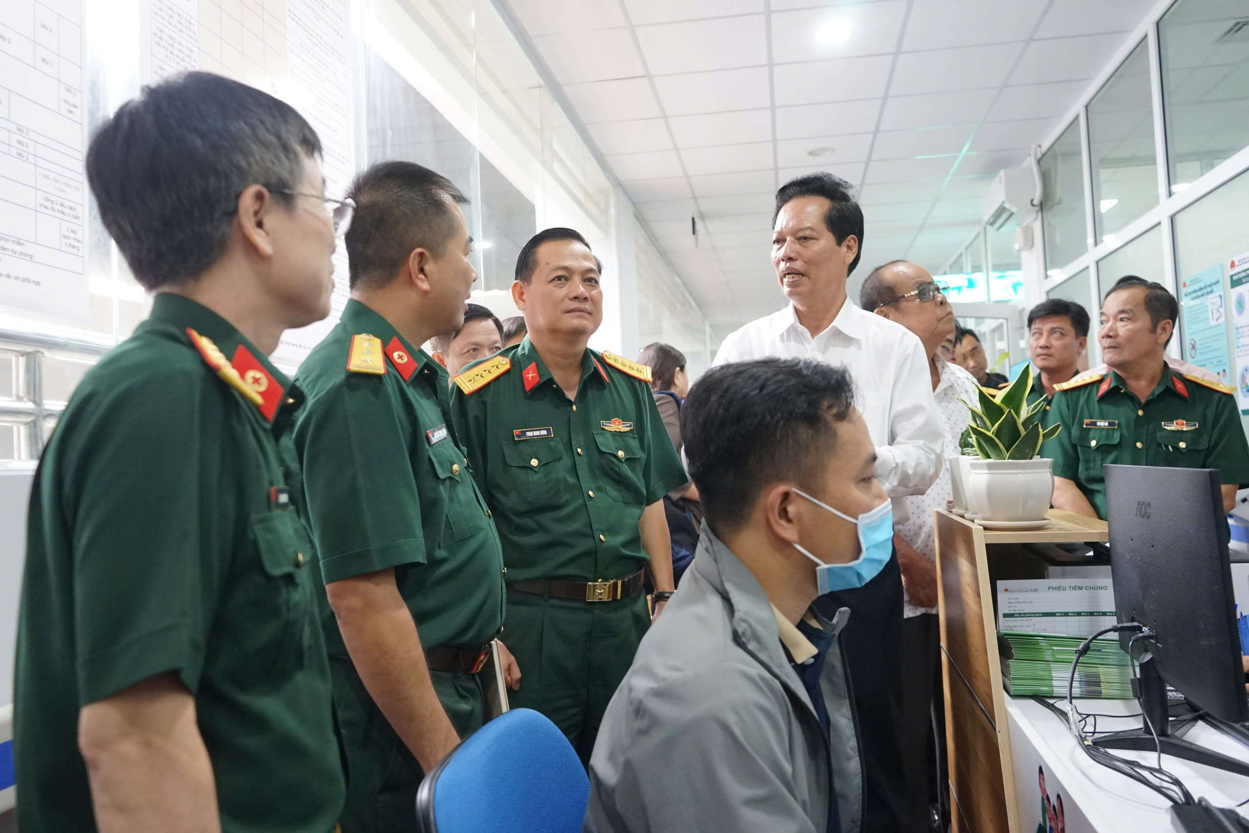 Bệnh viện Quân y 120 khai trương Trung tâm Tiêm chủng vắc xin - Ảnh 2.