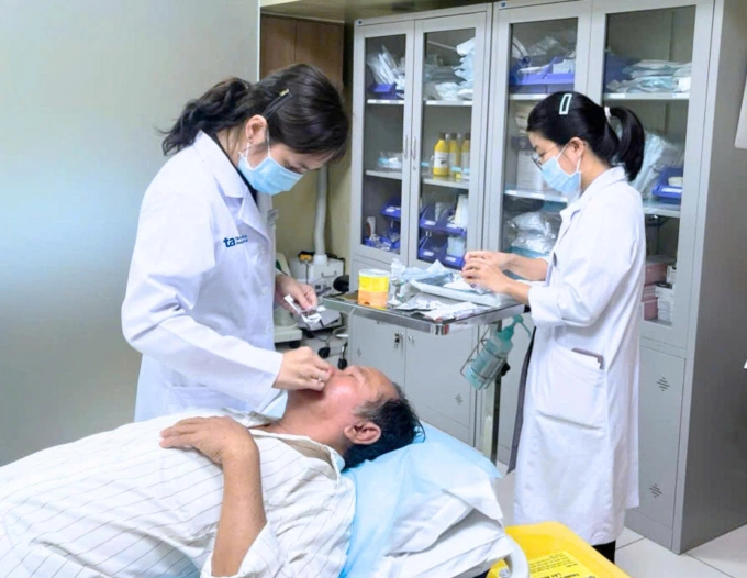 Bác sĩ tiêm botox cho người bệnh co thắt mi mắt. Ảnh minh họa: Bệnh viện Đa khoa Tâm Anh