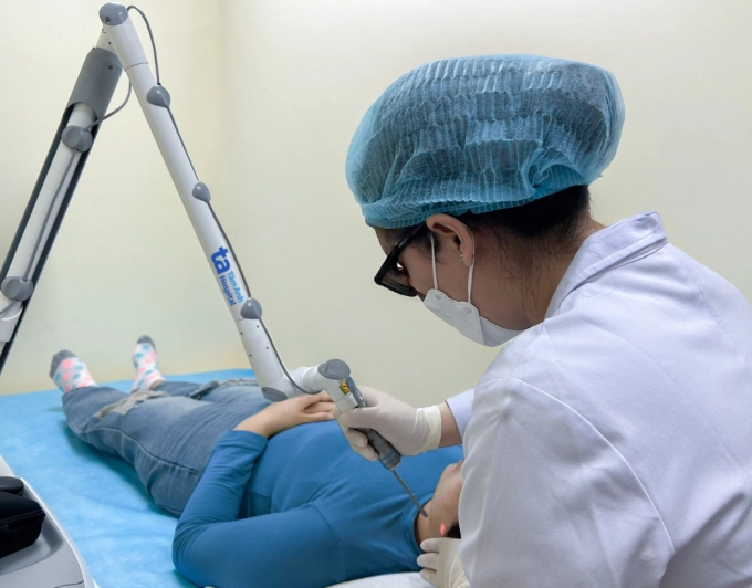 Bác sĩ điều trị tàn nhang cho chị Linh bằng laser pico. Ảnh: Bệnh viện Đa khoa Tâm Anh