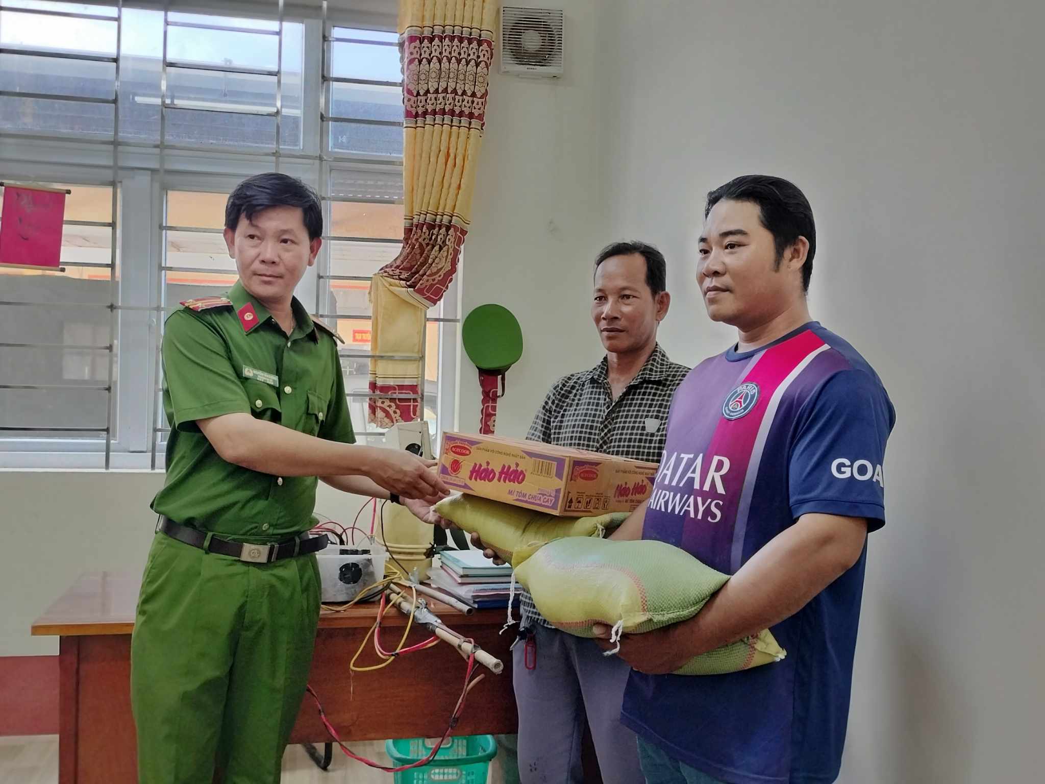 Cà Mau: Chính quyền mạnh tay, dân đồng lòng đổi xuyệt điện lấy gạo- Ảnh 1.