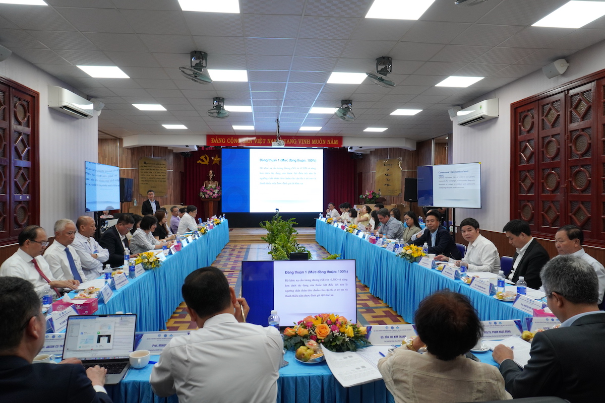 Cận thị học đường báo động, chuyên gia thống nhất 20 giải pháp kiểm soát - Ảnh 1.