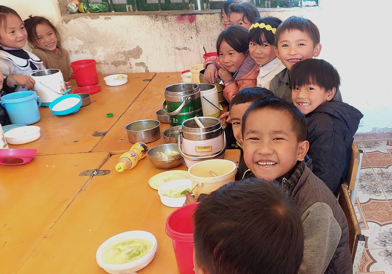 Chung dòng máu Lạc Hồng mang nước sạch và Bữa cơm đến trẻ em vùng sâu - Ảnh 1.