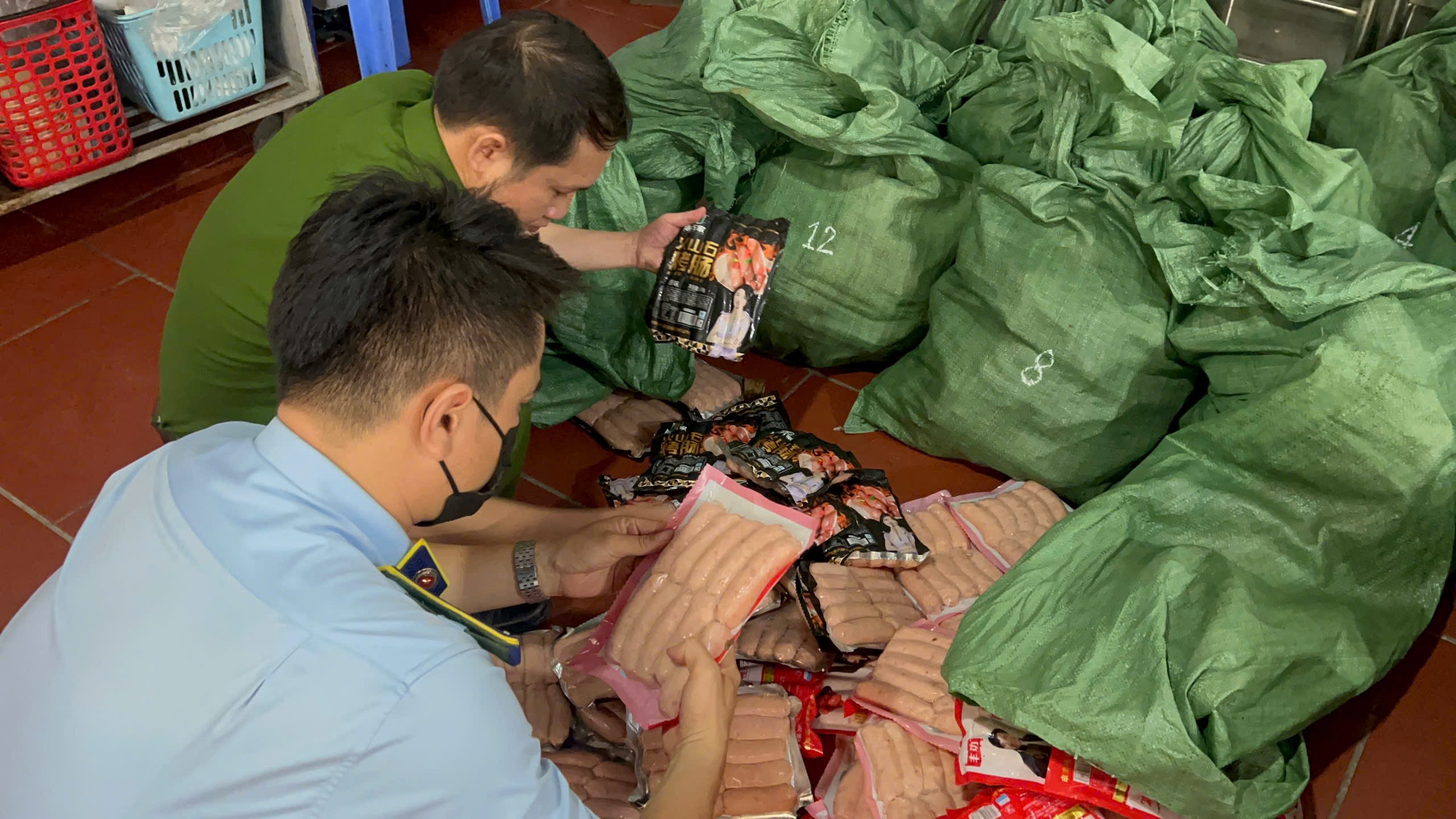 Công an Hà Nội thu 1 tấn 'lạp xưởng Hà Khẩu nướng đá'- Ảnh 1.