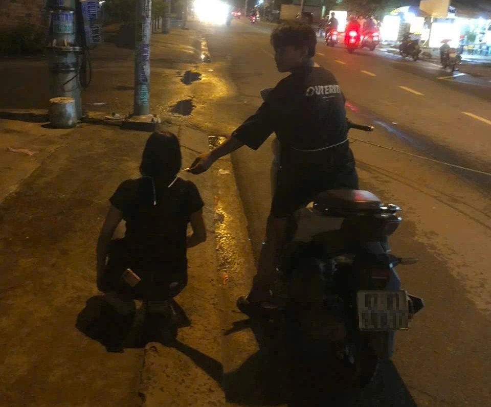 Công an TP.HCM bắt nghi phạm cướp giật dây chuyền tại xã Tân Vĩnh Lộc - Ảnh 1.