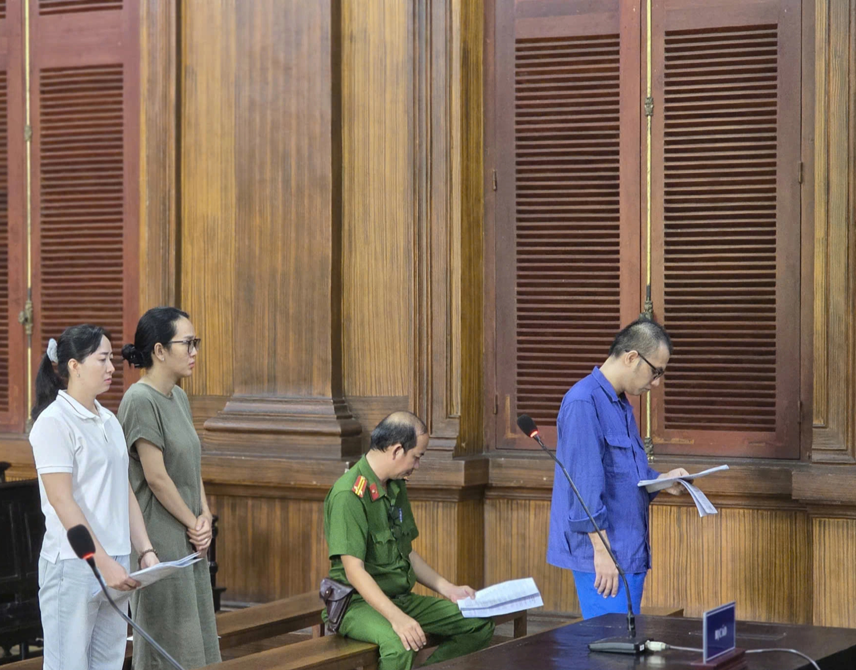 Cựu nhân viên ngân hàng chơi app 'Phố Đèn Đỏ', bị lừa đảo- Ảnh 1.