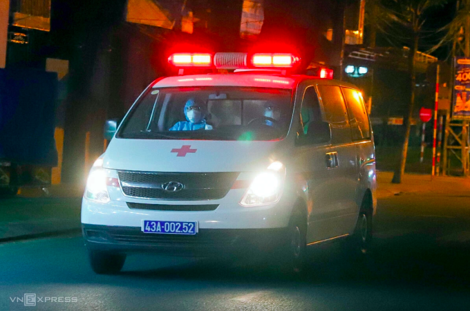 Xe cứu thương di chuyển trên đường phố Đà Nẵng. Ảnh: Nguyễn Đông