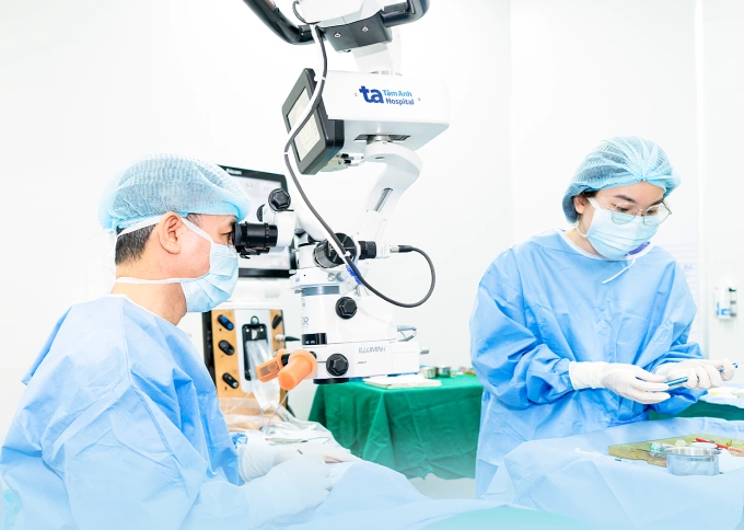 Bác sĩ thay thủy tinh thể nhân tạo. Ảnh: Bệnh viện Đa khoa Tâm Anh