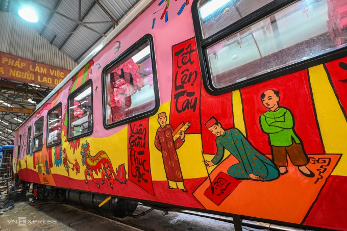 Trang trí toa tàu đón tết năm 2024. Ảnh: Giang Huy