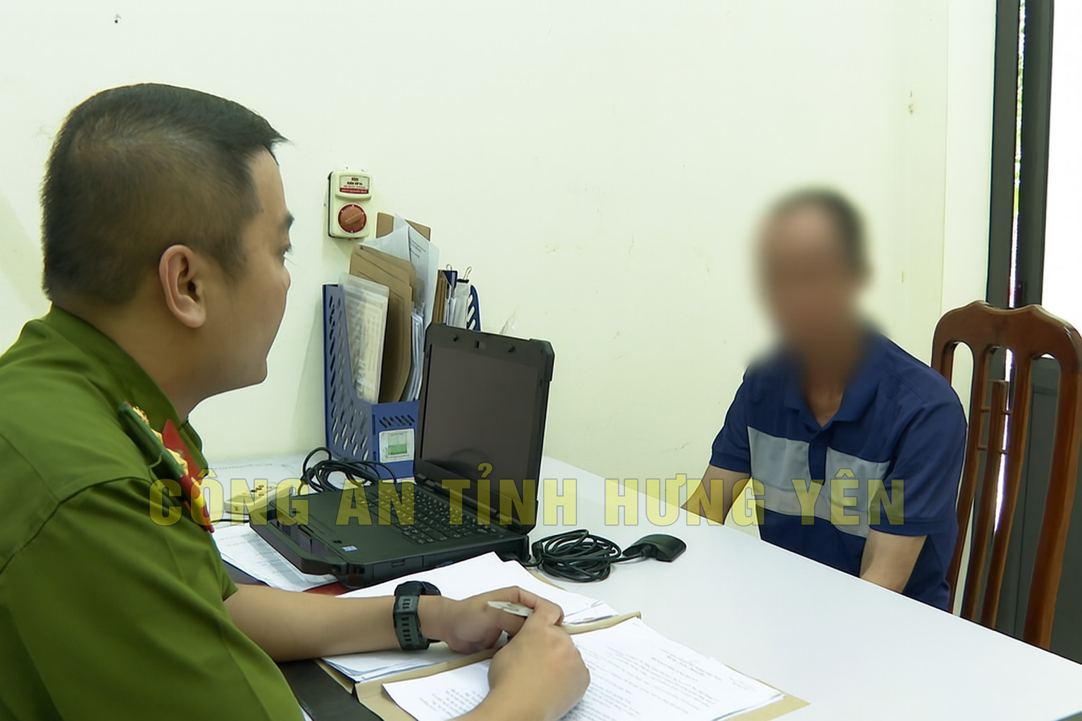 Khởi tố người cha bạo hành, ngăn cấm 2 con đến trường- Ảnh 1.