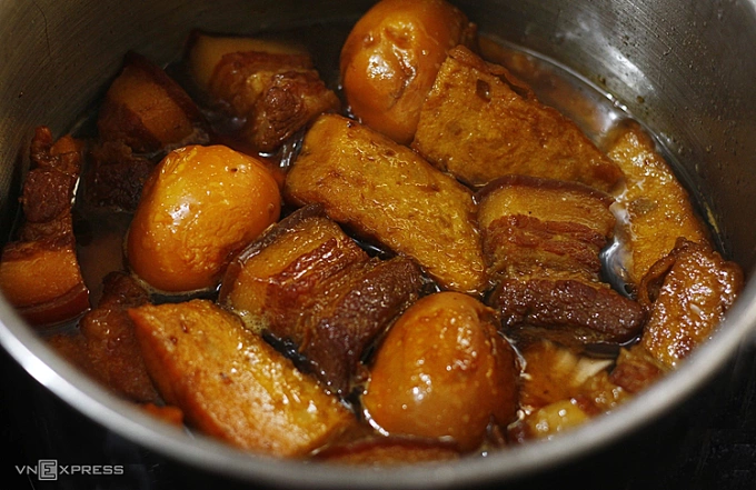 Món kho tuy ngon miệng nhưng không nên ăn quá nhiều. Ảnh: Bùi Thủy