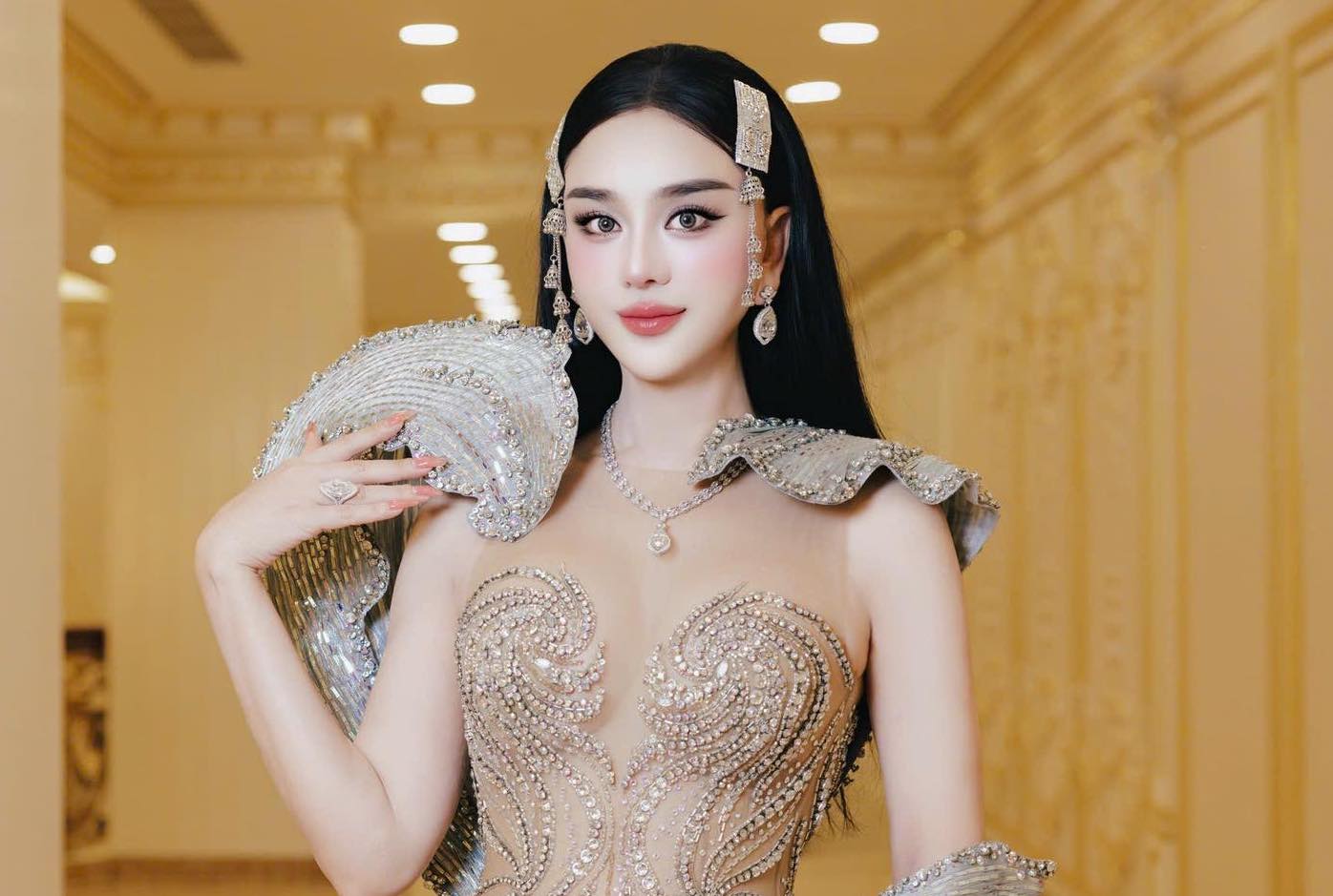 Lâm Khánh Chi tiếp tục 'dao kéo', không cho phép mình ngã sau đổ vỡ hôn nhân - Ảnh 1.