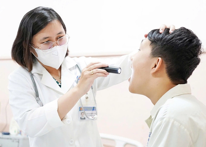 Bác sĩ thăm khám cho thiếu niên. Ảnh: Minh Toàn