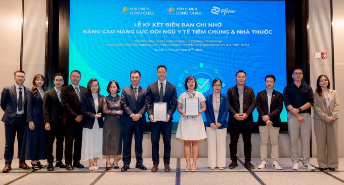 Ban lãnh đạo Long Châu và Pfizer Việt Nam ký kết biên bản ghi nhớ. Ảnh: LC