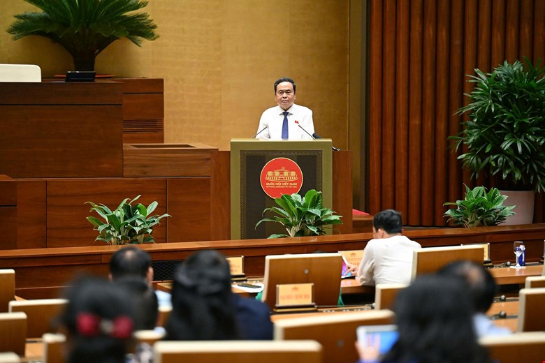 Luật hóa quy định một bộ sách giáo khoa sử dụng thống nhất toàn quốc   - Ảnh 1.