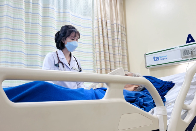 Cụ bà 90 tuổi mắc cúm A biến chứng viêm phổi, điều trị tại Bệnh viện Đa khoa Tâm Anh TP HCM, ngày 15/8. Ảnh: Hạ Vũ