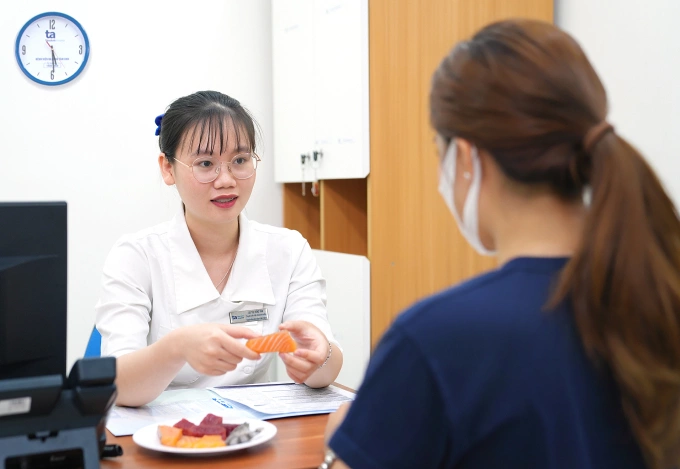 Chuyên viên dinh dưỡng Hồng Vân tư vấn cho người bệnh. Ảnh: Bệnh viện Đa khoa Tâm Anh