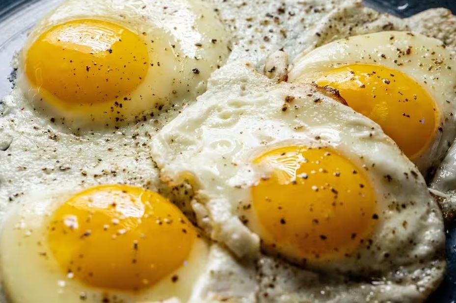 Mẹo làm trứng ốp la vừa nhanh vừa gọn, ngon như dùng chảo rán: Trẻ con cũng làm được- Ảnh 1.