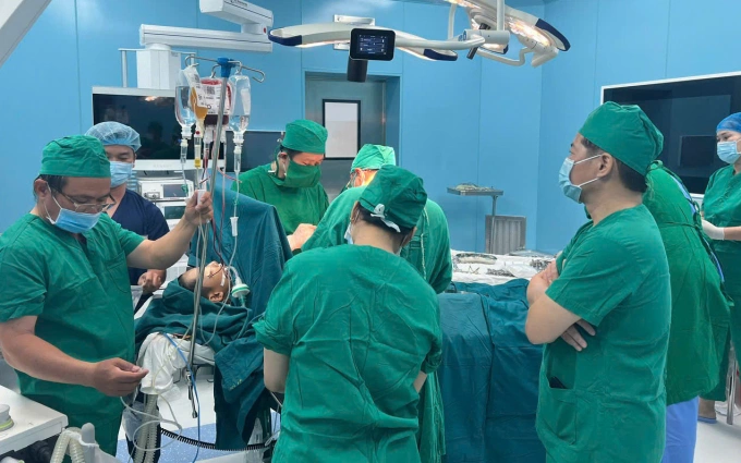 Các y bác sĩ phẫu thuật cho bệnh nhân tại Trung tâm Y tế Quân dân y Côn Đảo. Ảnh: Bệnh viện cung cấp