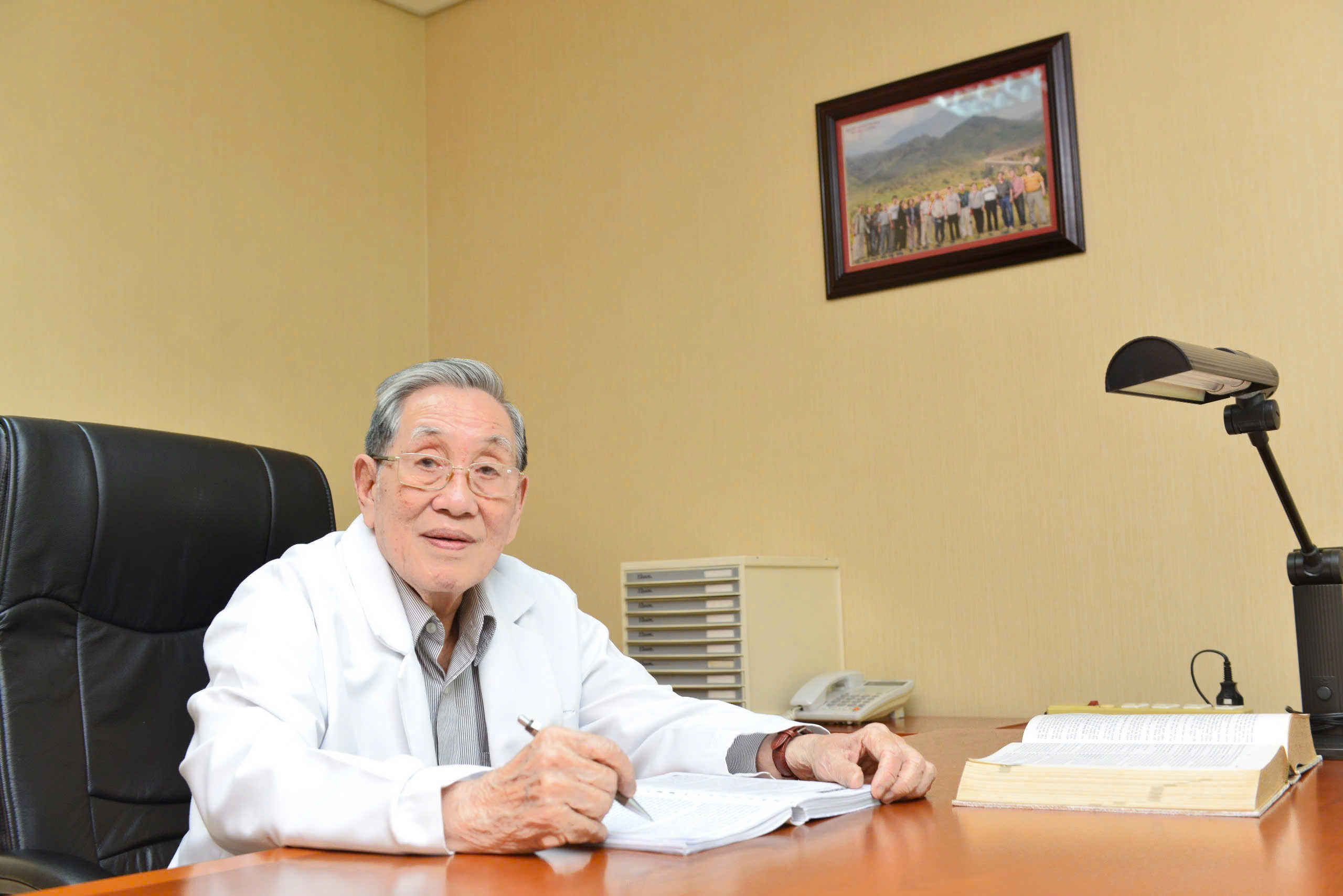 NGND-GS-TS-BS Nguyễn Đình Hối được vinh danh và trao giải cống hiến trọn đời - Ảnh 1.