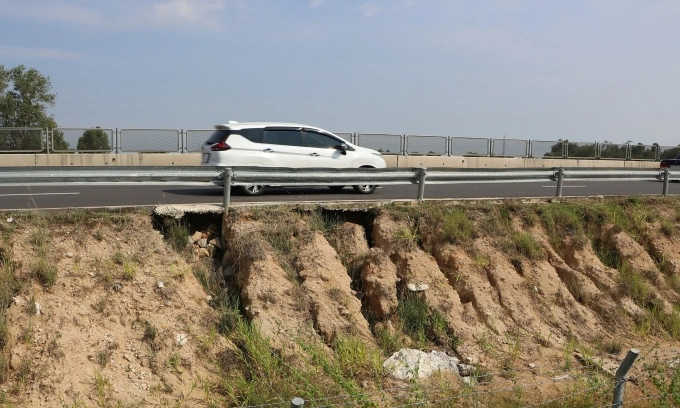 Cao tốc Vĩnh Hảo - Phan Thiết bị hư hỏng, xói lở mép nền đường tại xã Hàm Liêm, ảnh chụp ngày 9/9/2025. Ảnh: Việt Quốc