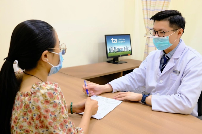 Bác sĩ Sỹ tư vấn cho người bệnh. Ảnh minh họa: Bệnh viện Đa khoa Tâm Anh