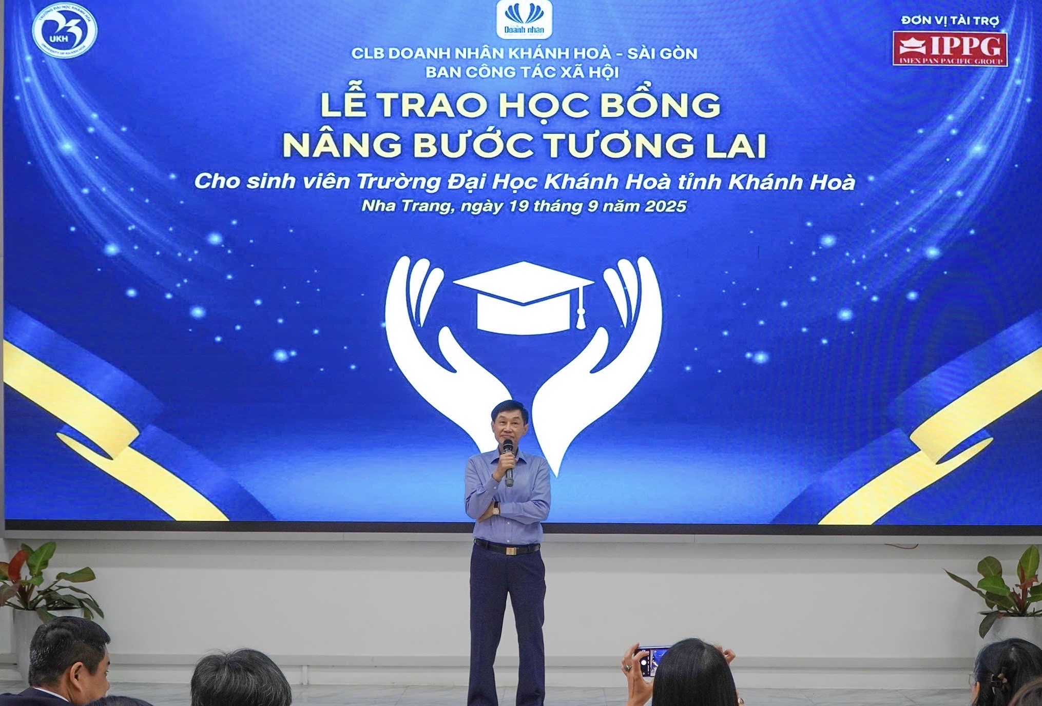 Ông Johnathan Hạnh Nguyễn trao học bổng trị giá 1 tỉ đồng cho sinh viên Khánh Hòa- Ảnh 1.
