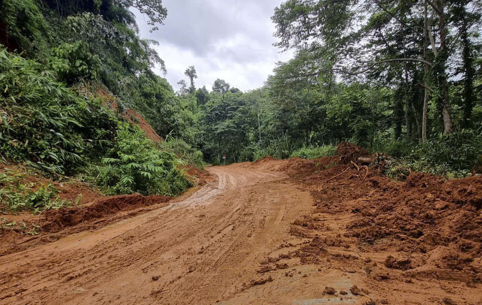 Khắc phục sạt lở trên Tỉnh lộ 674, giao thông đã tạm thông tuyến- Ảnh 1.