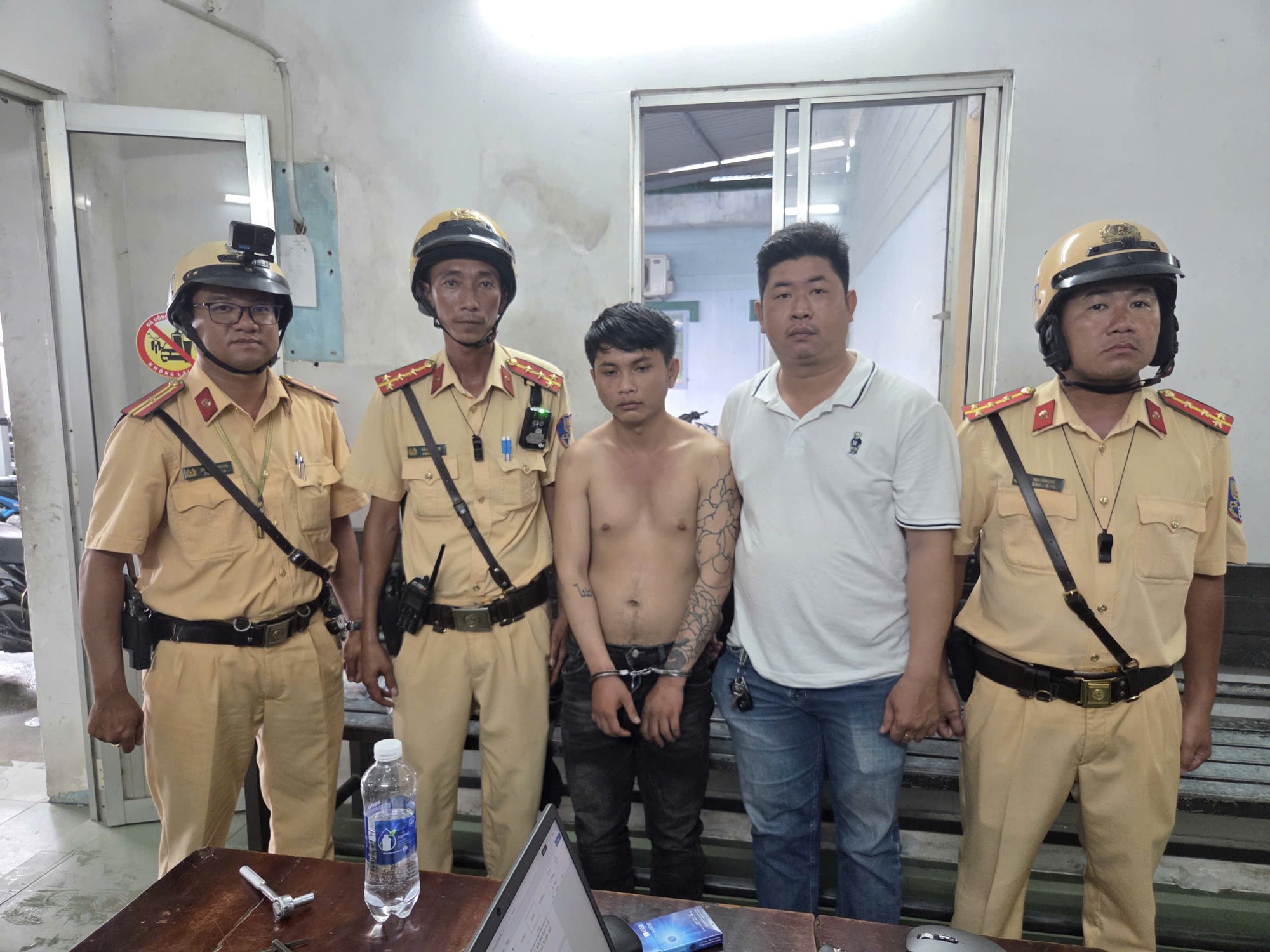 Rượt đuổi nghẹt thở suốt 50 km, hàng chục CSGT khống chế đối tượng trộm ô tô- Ảnh 1.