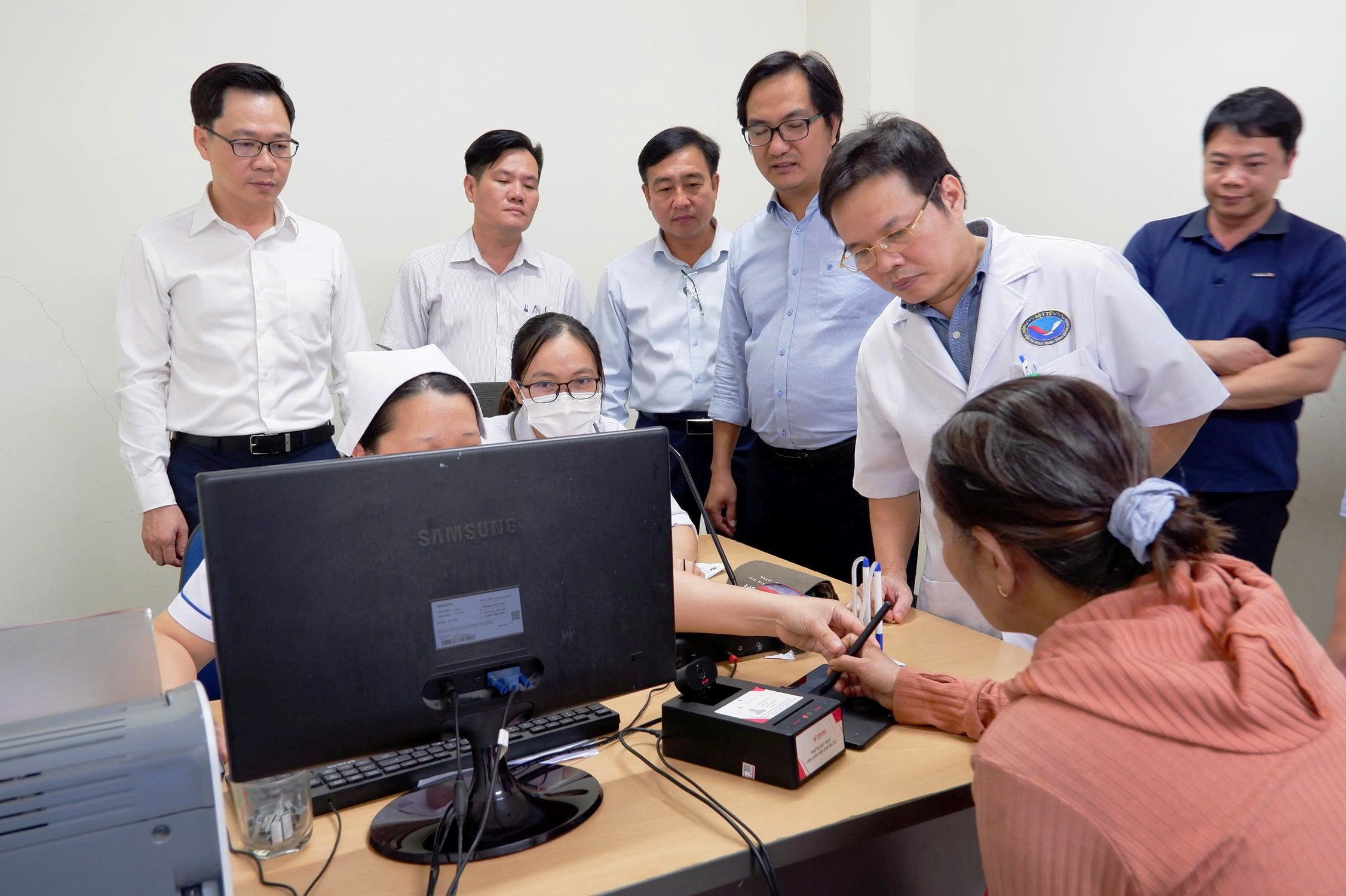 Đà Nẵng: Người dân hết lo hồ sơ giấy, đi khám chỉ cần mã số - Ảnh 1.