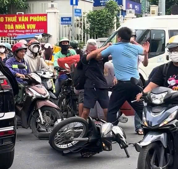 TP.HCM: Cụ ông bị người đi ô tô đánh tới tấp ở phường Sài Gòn- Ảnh 1.