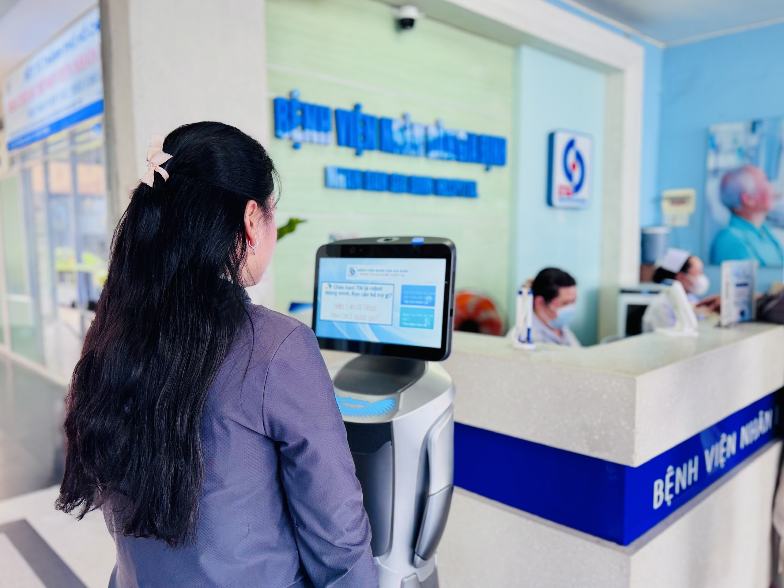 TP.HCM: Bệnh viện đưa robot dẫn đường, hướng dẫn quy trình, 'pha trò' với người bệnh - Ảnh 1.