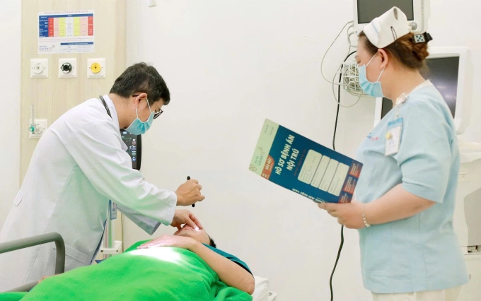 Bác sĩ Huấn thăm khám cho bệnh nhân. Ảnh: Bệnh viện cung cấp