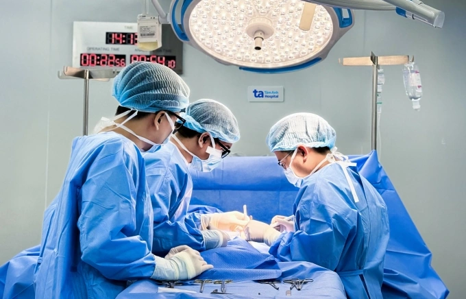 Êkíp bác sĩ chọc hút tinh trùng giúp nam giới vô sinh có con. Ảnh minh họa: Hoài Thương