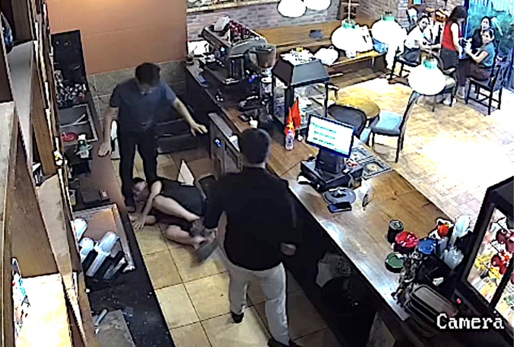 Xác minh đoạn video nhân viên quán cà phê bị đánh sau hiệu lệnh của ‘tổng tài’- Ảnh 1.
