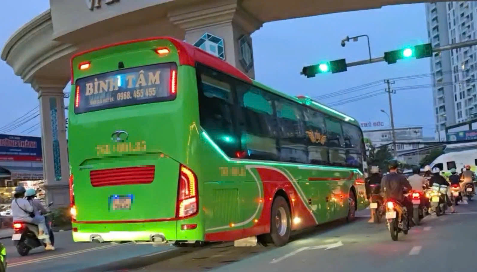 Xe khách vi phạm tràn lan ở cửa ngõ phía đông TP.HCM- Ảnh 4.