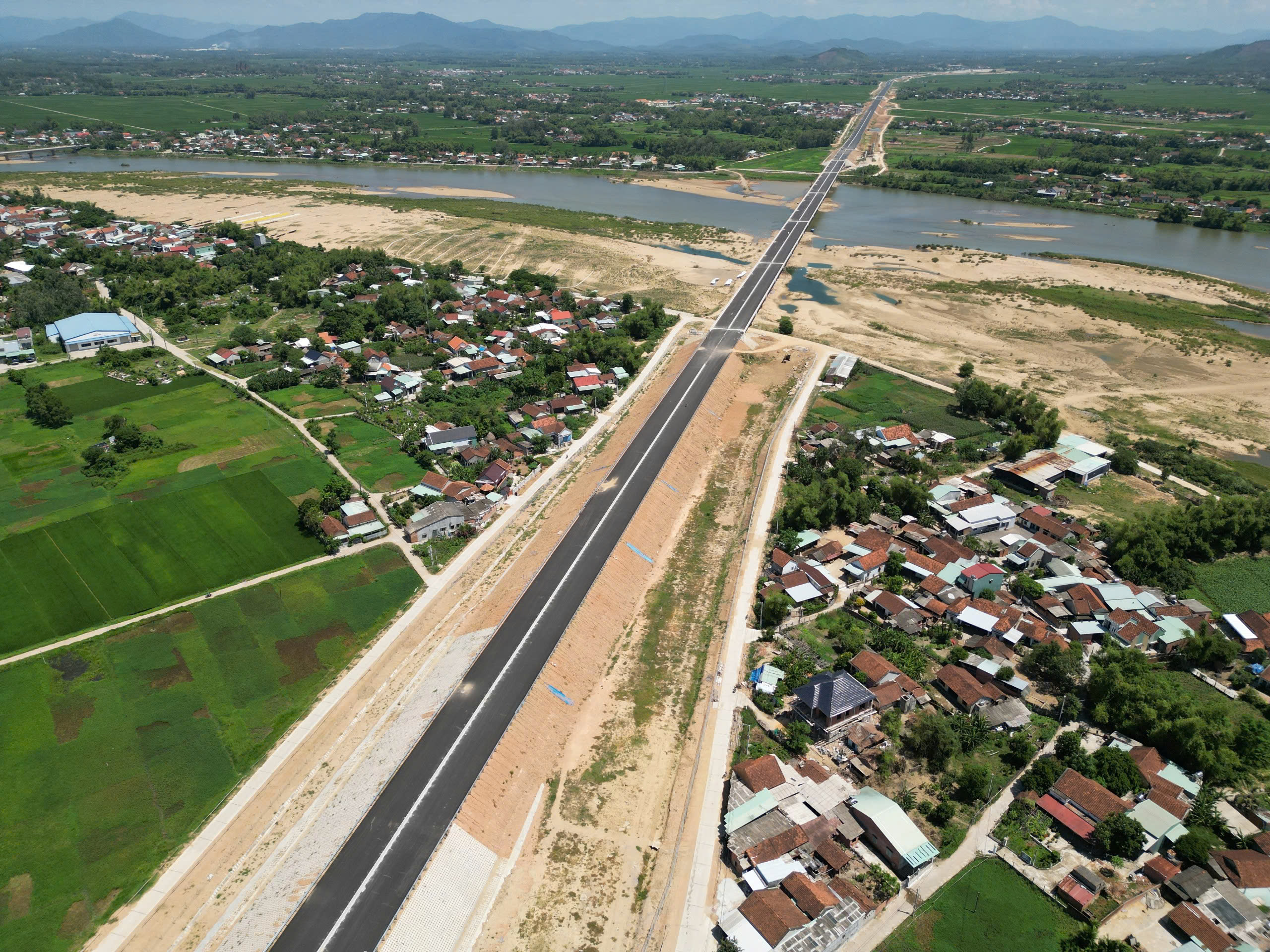 Xem xét đề xuất cắm biển bảo hành trên cao tốc của Tập đoàn Sơn Hải- Ảnh 1.