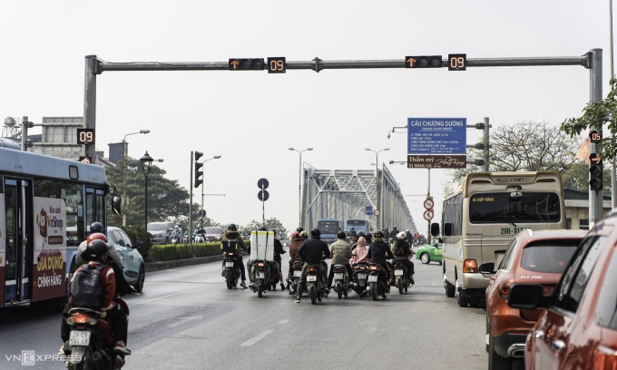 Đèn giao thông tại đầu cầu Chương Dương, Hà Nội, ngày 2/1/2025. Ảnh: Minh Quân