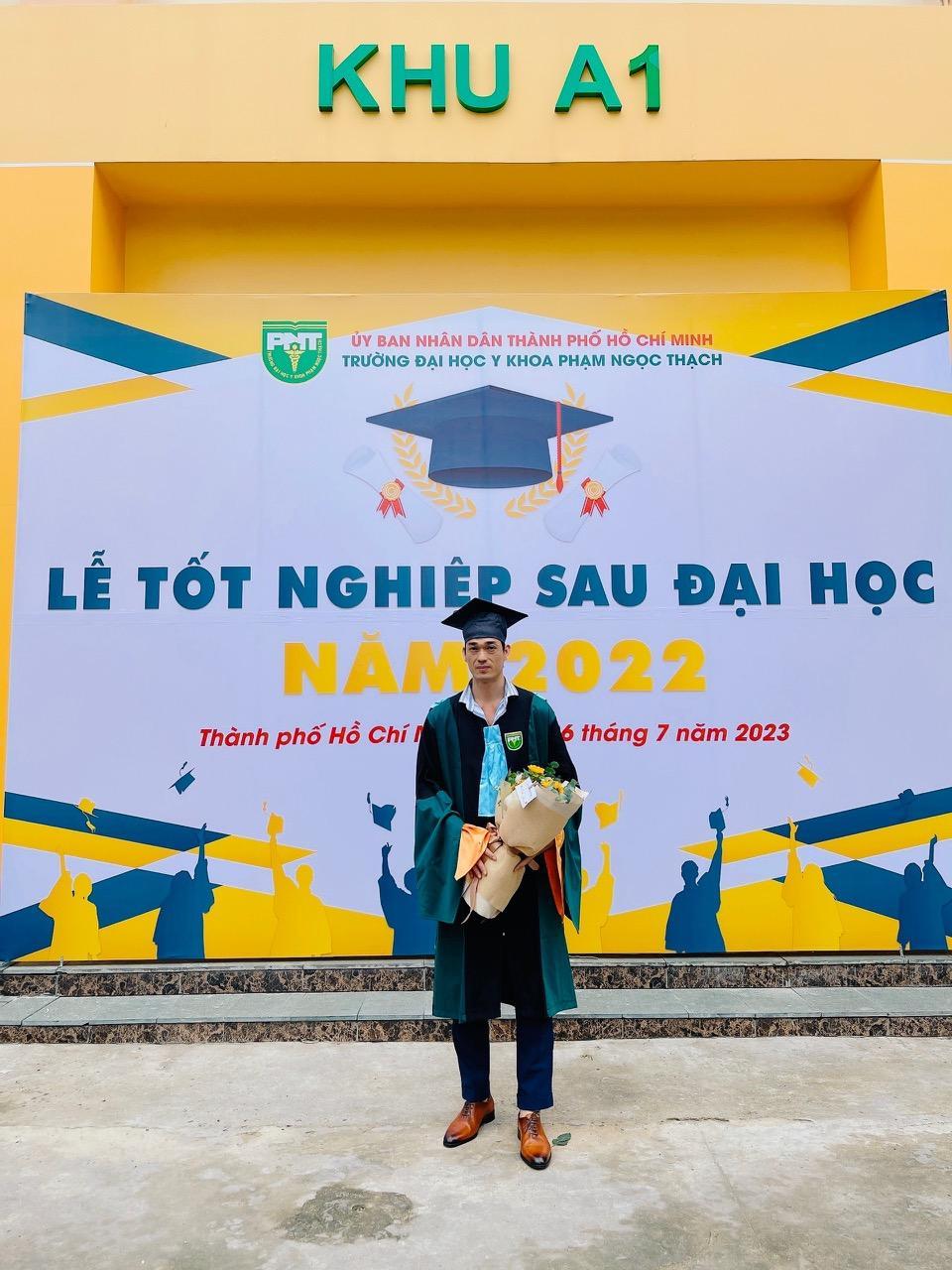 Bác sĩ Huỳnh Tấn Đạt nhận quyết định tốt nghiệp CKI