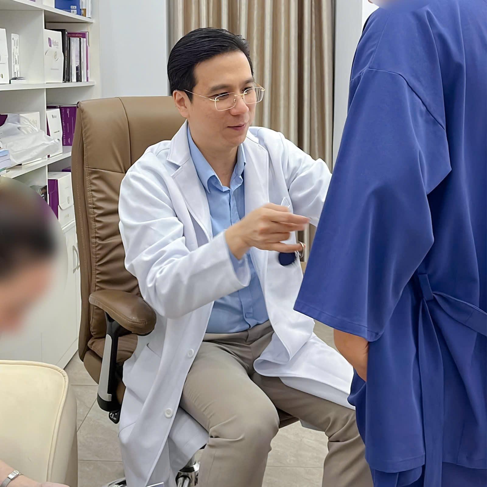 ThS. BS Lê Hoàng Vinh đang khám và tư vấn cho khách hàng
