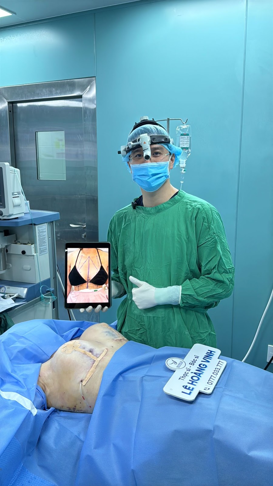 Bác sĩ Lê Hoàng Vinh vừa thực hiện xong ca phẫu thuật treo sa trễ