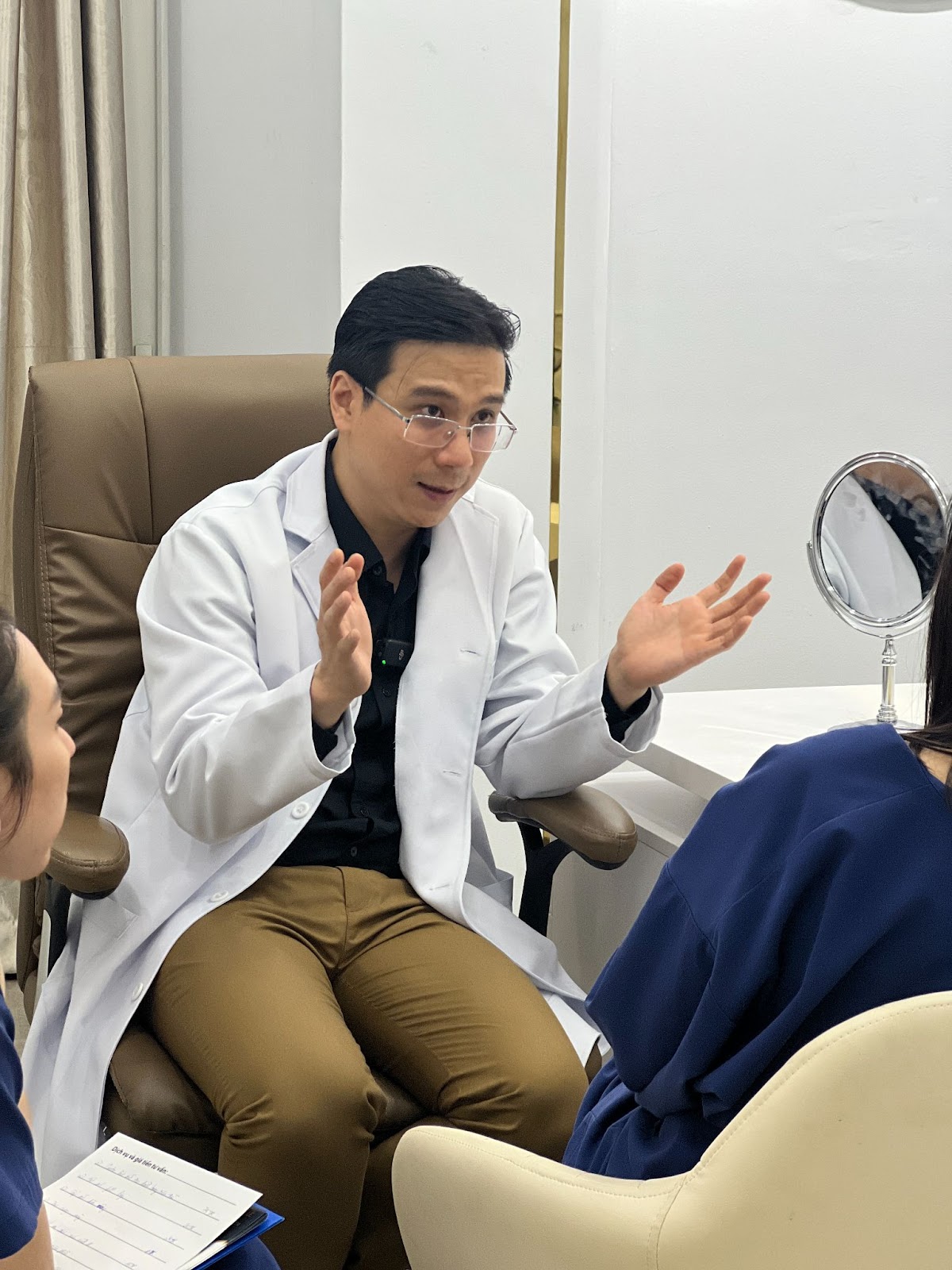 Bác sĩ phải đánh giá kỹ chất lượng da, vị trí mổ giúp người có cơ địa sẹo lồiyên tâm hơn về tính thẩm mỹ lâu dài.