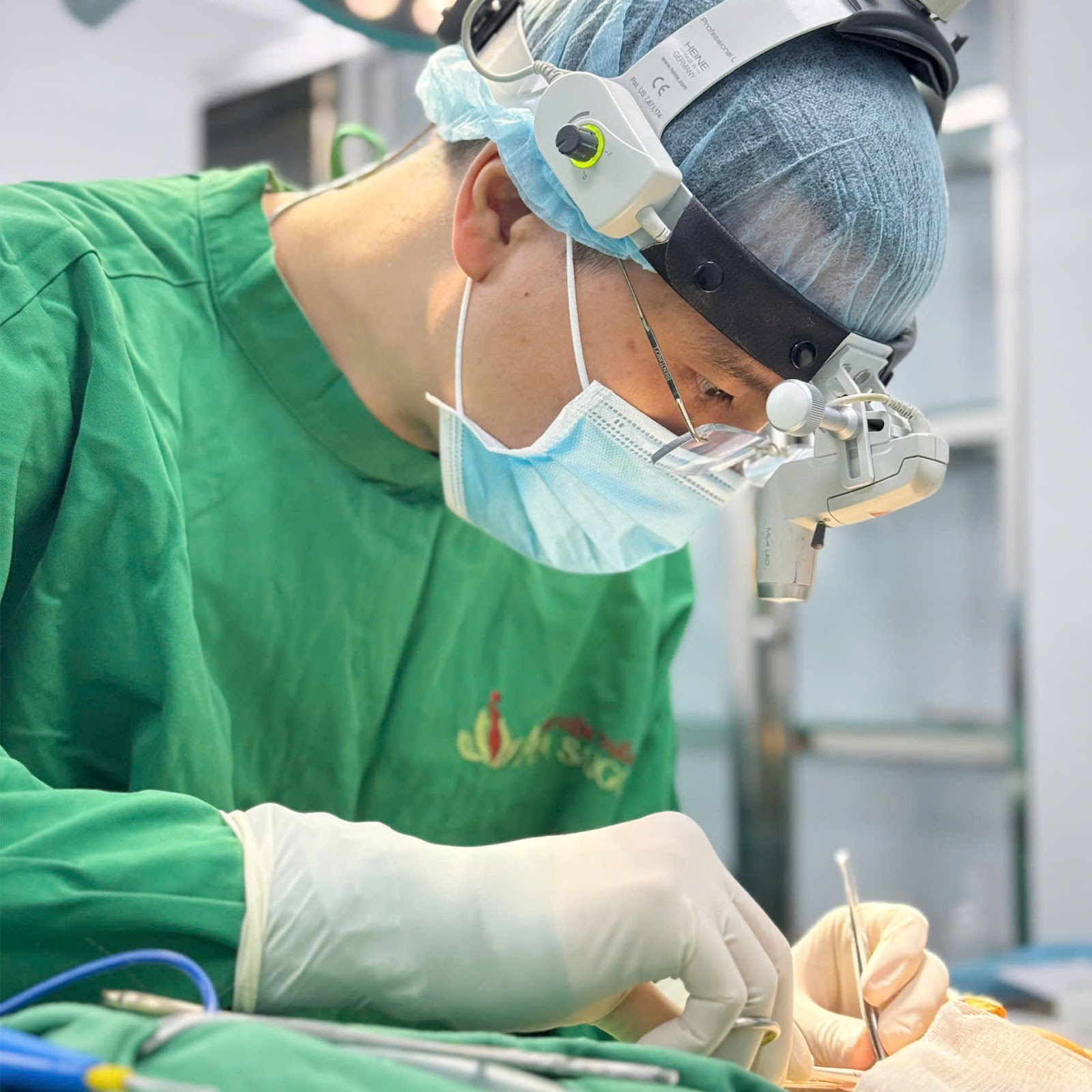 ThS. BS Lê Hoàng Vinh đang trực tiếp thực hiện phẫu thuật cho khách hàng