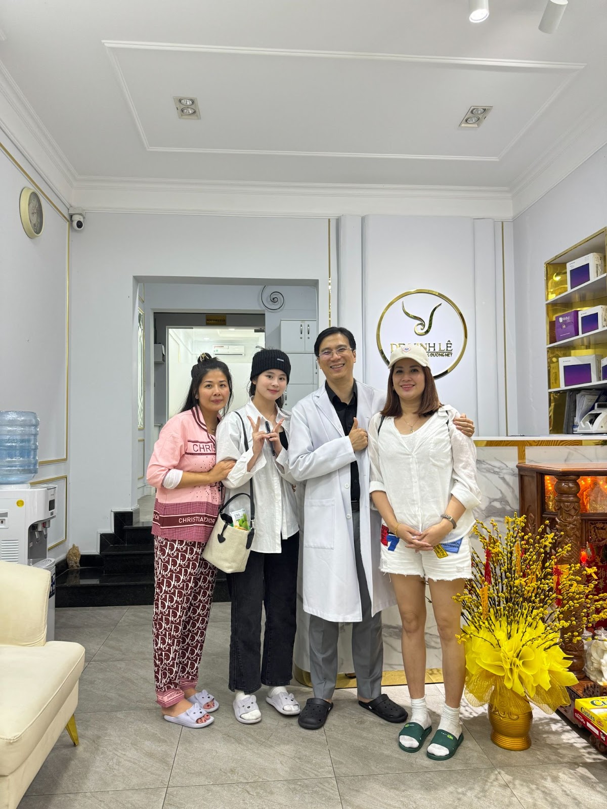 Bác sĩ Lê Hoàng Vinh được chị em Việt kiều tin tưởng lựa chọn là nơi làm đẹp an toàn mỗi khi về nước