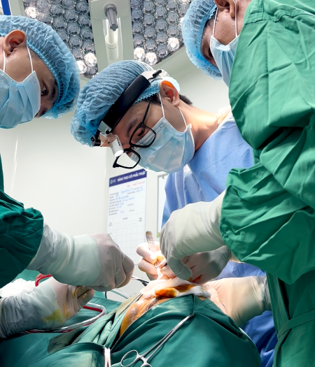 ThS. BS. Võ Thanh Phi đang phẫu thuật chỉnh sửa lại mũi hỏng bằng vật liệu sụn sườn