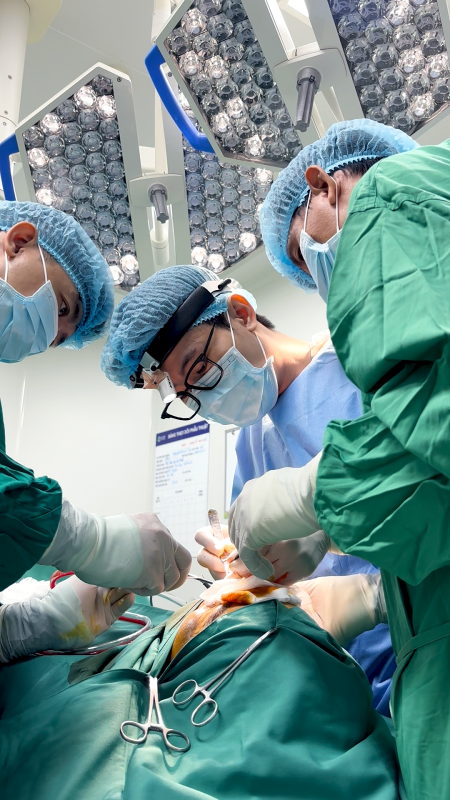 ThS. BS. Võ Thanh Phi đang phẫu thuật chỉnh sửa lại mũi hỏng bằng vật liệu sụn sườn
