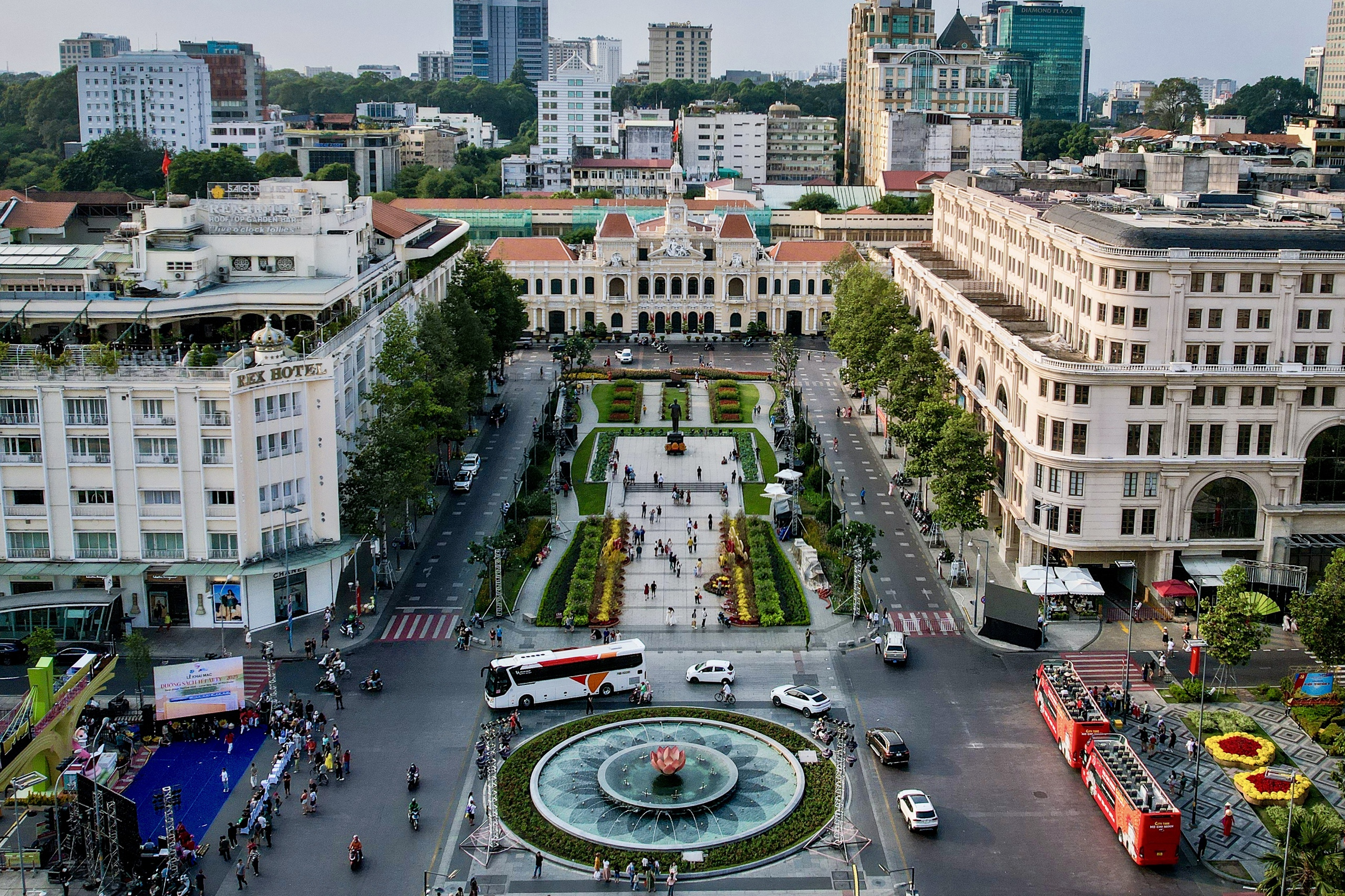 102 xe hoa của xã, phường rực rỡ diễu hành mừng Đại hội Đảng bộ TP.HCM - Ảnh 1.